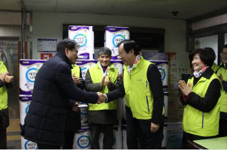 광야교회 목사와 최성규 위원장이 악수하는 모습