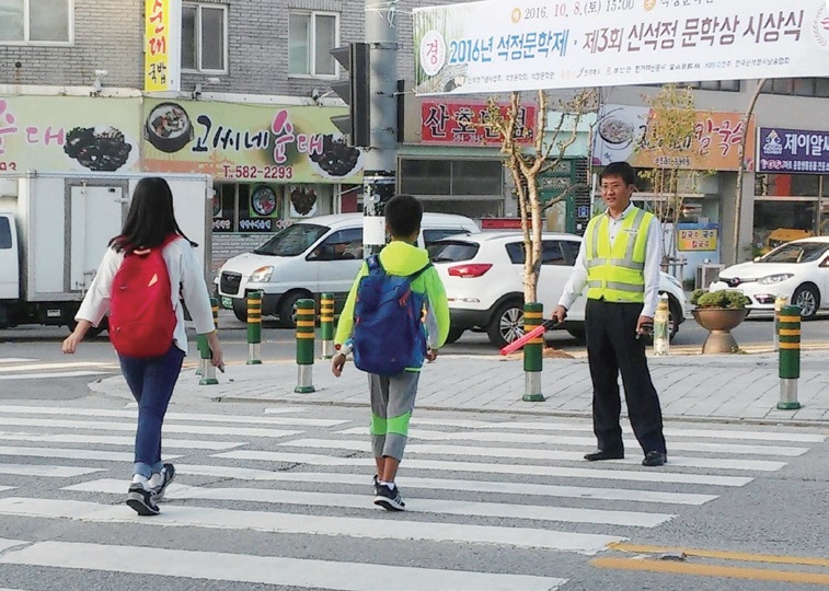 교통 안전 봉사 중인 이승구 씨