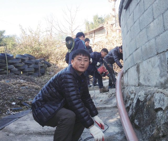 연탄 봉사활동 중인 이승구 씨2