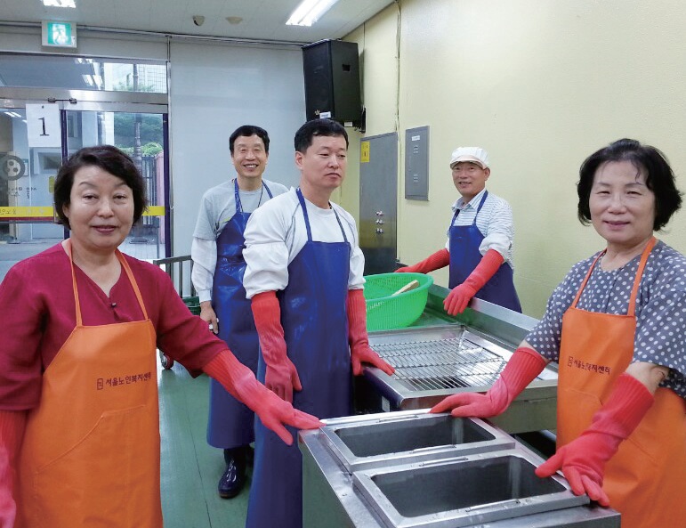 급식봉사 현장에서 차형근 씨와 봉사자들2