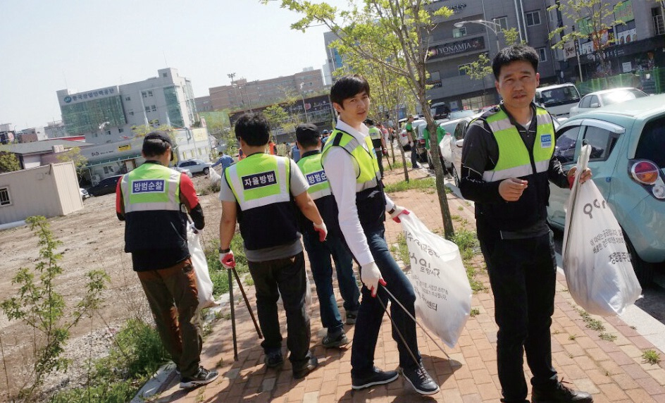 환경정화 활동 중인 전종두 씨와 방범대원들