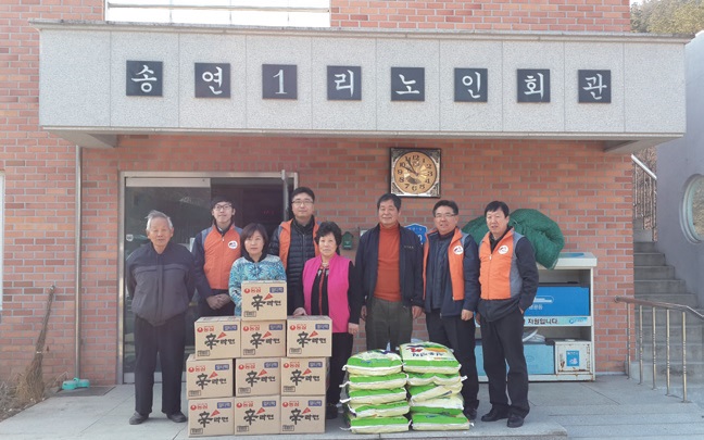 송연1리노인회관 앞에서 주민들과 한전 측 관계자들