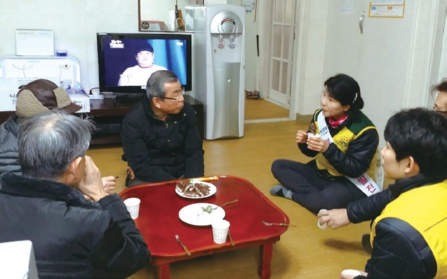 주민들 집 방문한 남동발전 관계자들